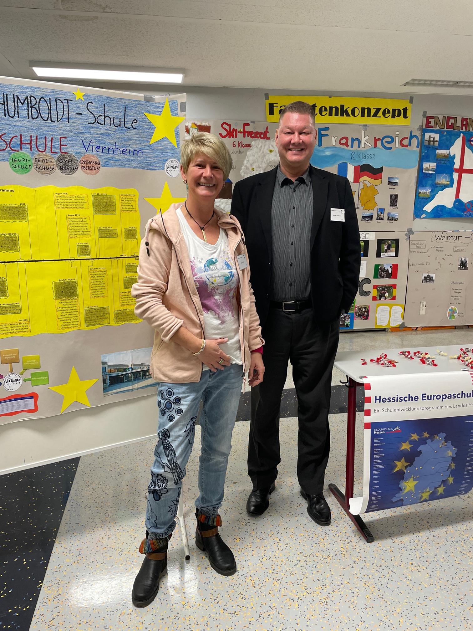 An den vielen Ständen im Foyer konnten sich die Besucher über die Schulprofile informieren..JPG