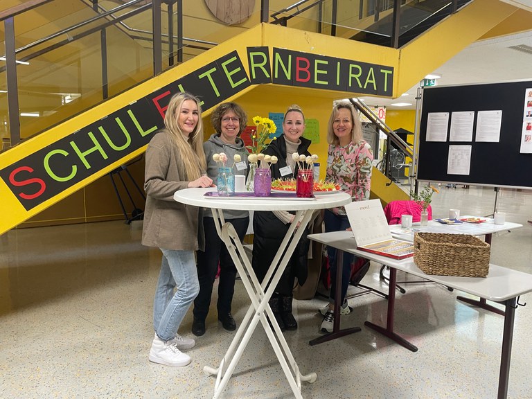 Auch der Schulelternbeirat unterstützte tatkräftig. Hier (v.l.n.r.) Frau Annegret Kitzbichler, Frau Heike Grübel, Frau Stephanie Ward und Frau Birgit van Beek. Es fehlt Herr Dr. Marc Hunger.JPG Auch der Schulelternbeirat unterstützte tatkräftig. Hier (v.l.n.r.) Frau Annegret Kitzbichler, Frau Heike Grübel, Frau Stephanie Ward und Frau Birgit van Beek. Es fehlt Herr Dr. Marc Hunger.JPG