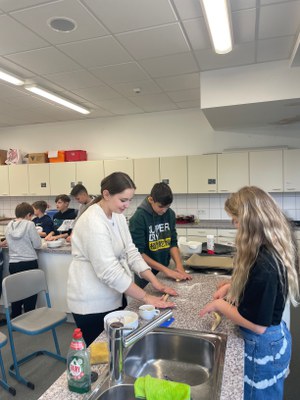 Besonders gut duftete es aus der Schulküche, in der Brezel gemacht und verköstigt wurden Besonders gut duftete es aus der Schulküche, in der Brezel gemacht und verköstigt wurden (1).png