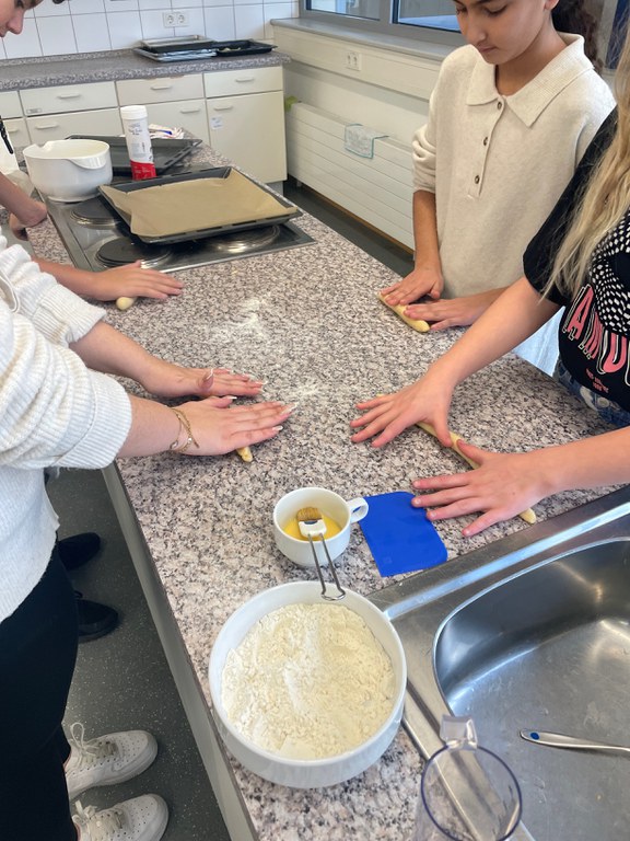 Besonders gut duftete es aus der Schulküche, in der Brezel gemacht und verköstigt wurden (2).png Besonders gut duftete es aus der Schulküche, in der Brezel gemacht und verköstigt wurden (2).png
