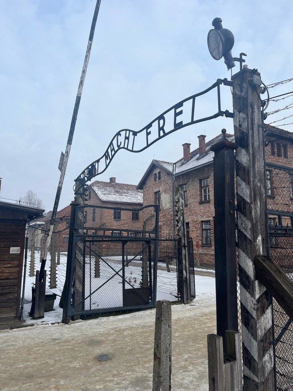 Das Eingangstor Auschwitz I.jpg