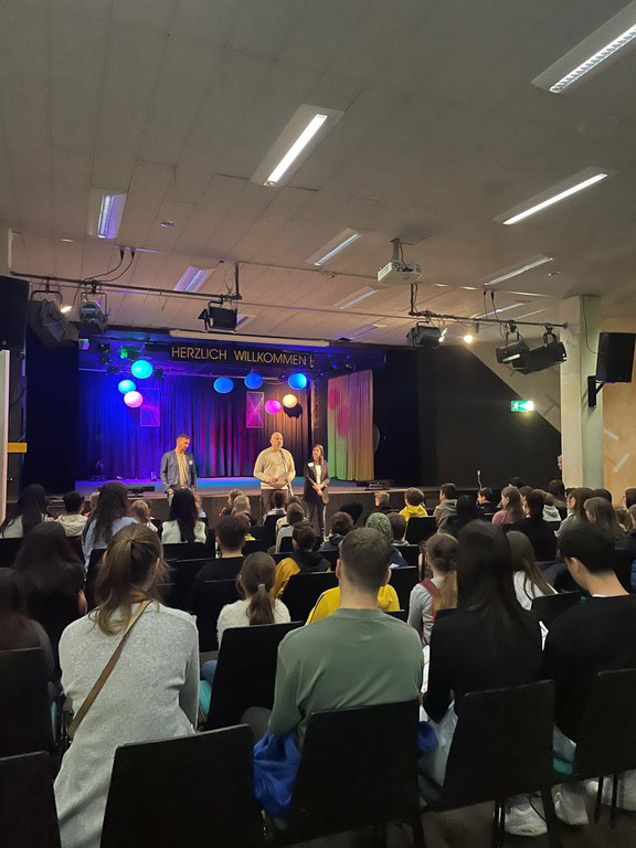 Der Tag der offenen Tür startete mit einer offiziellen Begrüßung in der Aula..JPG Der Tag der offenen Tür startete mit einer offiziellen Begrüßung in der Aula..JPG