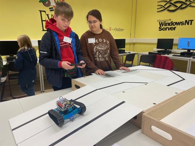 Die Robotik-AG gab Einblicke in ihre Arbeit (2).JPG Die Robotik-AG gab Einblicke in ihre Arbeit (2).JPG