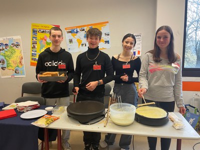 Die SchülerInnen bereiteten leckere Crêpes vor..JPG Die SchülerInnen bereiteten leckere Crêpes vor..JPG