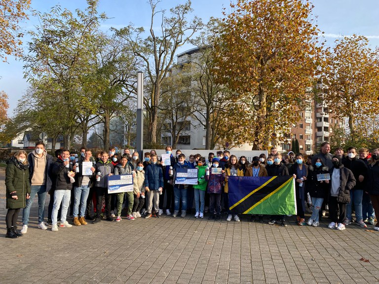 Schulinterne Siegerehrung des Stadtradelns an der AvH für die 3 besten Klassen und 3 besten Einzelleistungen Gruppenfoto_Schulsiegerehrung.png