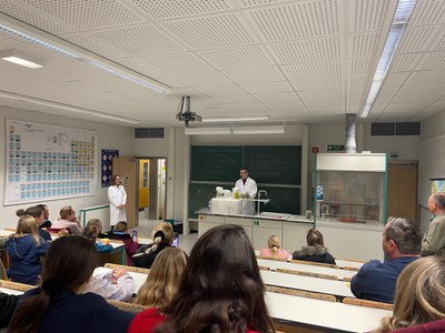 Herr Dr. Schatz  und Frau Telgmann unterhielten mit ihren Chemical Show Effects und einer gehörigen Portion Humor den Chemie-Hörsaal (1).JPG Herr Dr. Schatz  und Frau Telgmann unterhielten mit ihren Chemical Show Effects und einer gehörigen Portion Humor den Chemie-Hörsaal (1).JPG