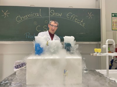 Herr Dr. Schatz  und Frau Telgmann unterhielten mit ihren Chemical Show Effects und einer gehörigen Portion Humor den Chemie-Hörsaal (2).JPG Herr Dr. Schatz  und Frau Telgmann unterhielten mit ihren Chemical Show Effects und einer gehörigen Portion Humor den Chemie-Hörsaal (2).JPG