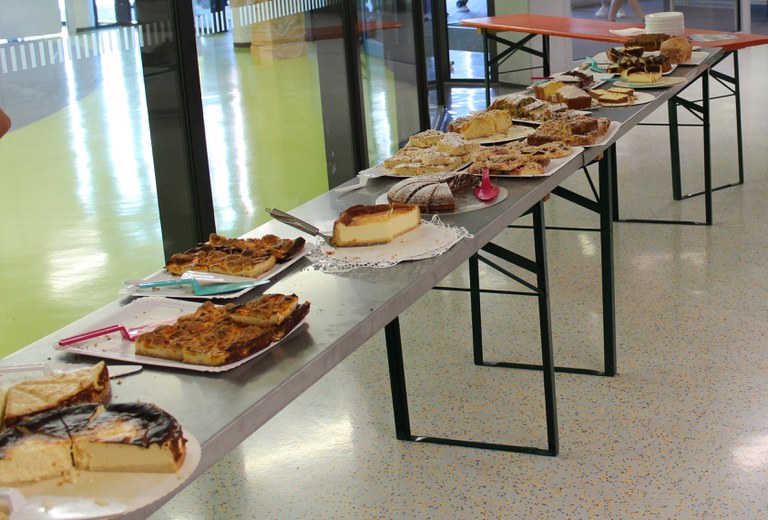 Kuchenbuffet.JPG Kuchenbuffet.JPG