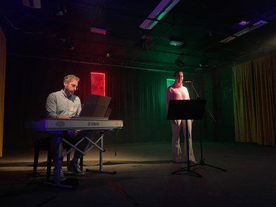 Nach der offiziellen Begrüßung gab es ein kurzweiligen Bühnenprogramm das durch einige Arbeitsgemeinschaften mitgestaltet wurde (1).JPG Nach der offiziellen Begrüßung gab es ein kurzweiligen Bühnenprogramm das durch einige Arbeitsgemeinschaften mitgestaltet wurde (1).JPG