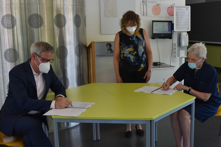 Landrat Christian Engelhard, Karin Doberer (LernLandSchaft) und Schulleiterin Cornelia Kohl beim Unterschreiben des Raumfunktionsbuches Raumfunktionsbuch_Unterschrift.JPG