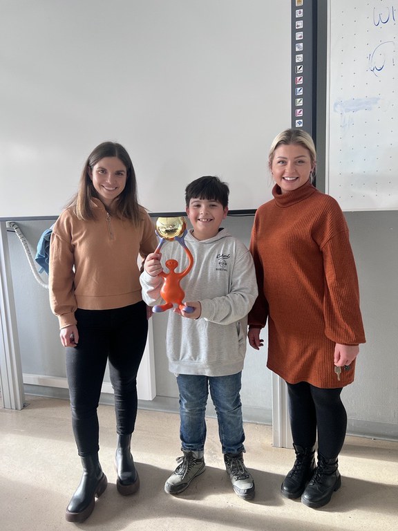 Sieger mit Moderatorin Tabea Adam und Bibliothekarin Anil Gandour.jpg Sieger mit Moderatorin Tabea Adam und Bibliothekarin Anil Gandour.jpg
